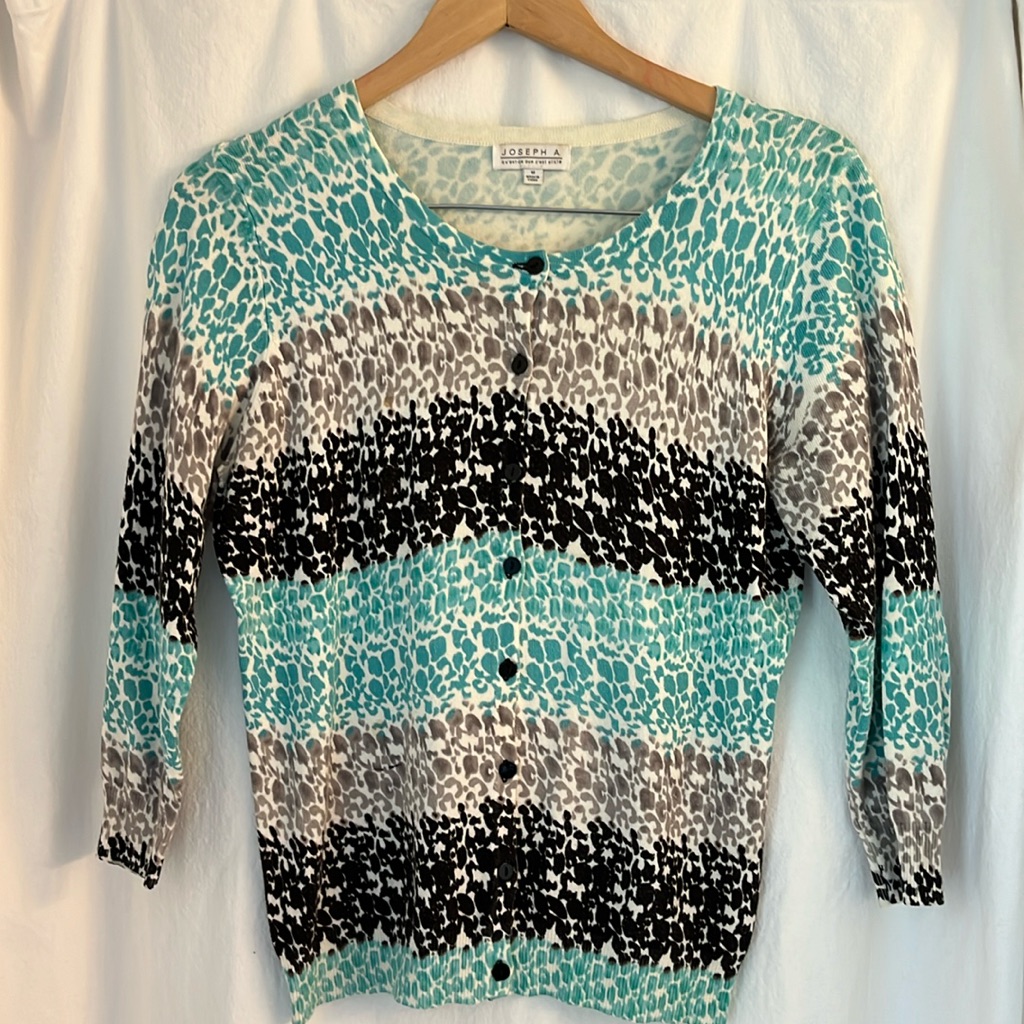 Medium Joseph A Front Buttoned Cardigan